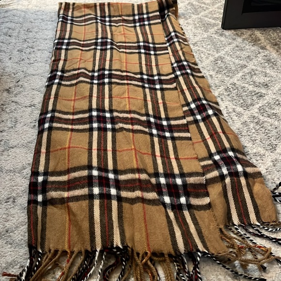 extra large burberry print scarf from italy - Picture 3 of 4